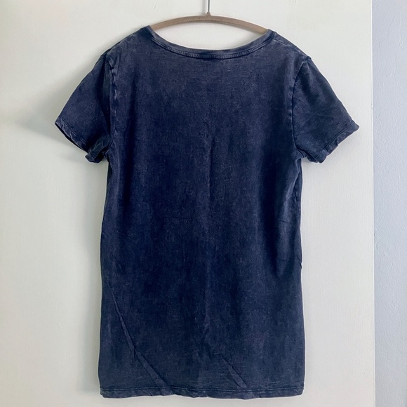 Universal Thread V-Neck Short Sleeve Tshirt Distressed Dark Blue size Small - Picture 2 of 4